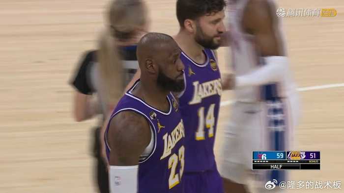 半场湖人51-59落后76人